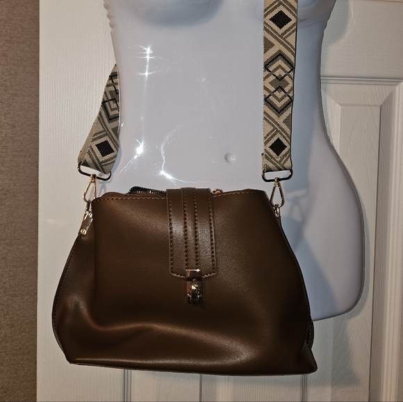 Ivy & Taylor Crossbody Bag - Picture 2 of 3